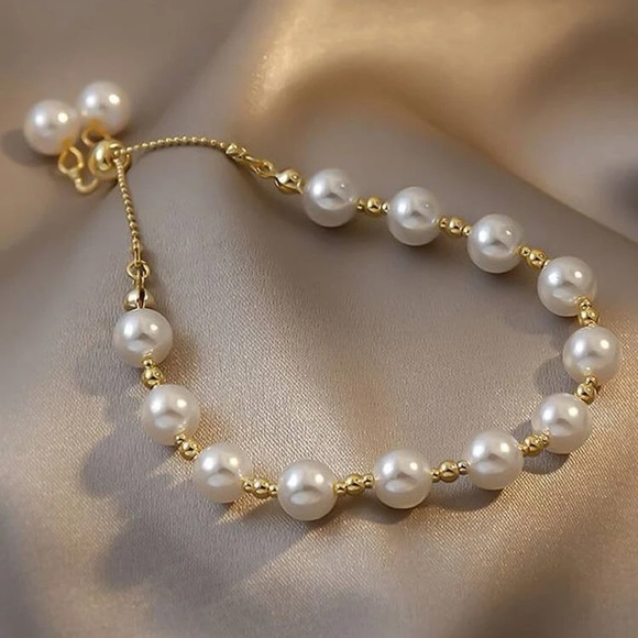 Jewelry - Glamorous Faux Pearl Beaded Bracelet